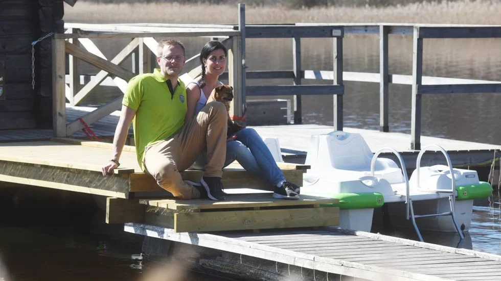 Hampus Thorstensson och Elisabeth Thorstensson och Nosenbossen Greta är glada över att verksamheten är igång på Vimmerby Camping.