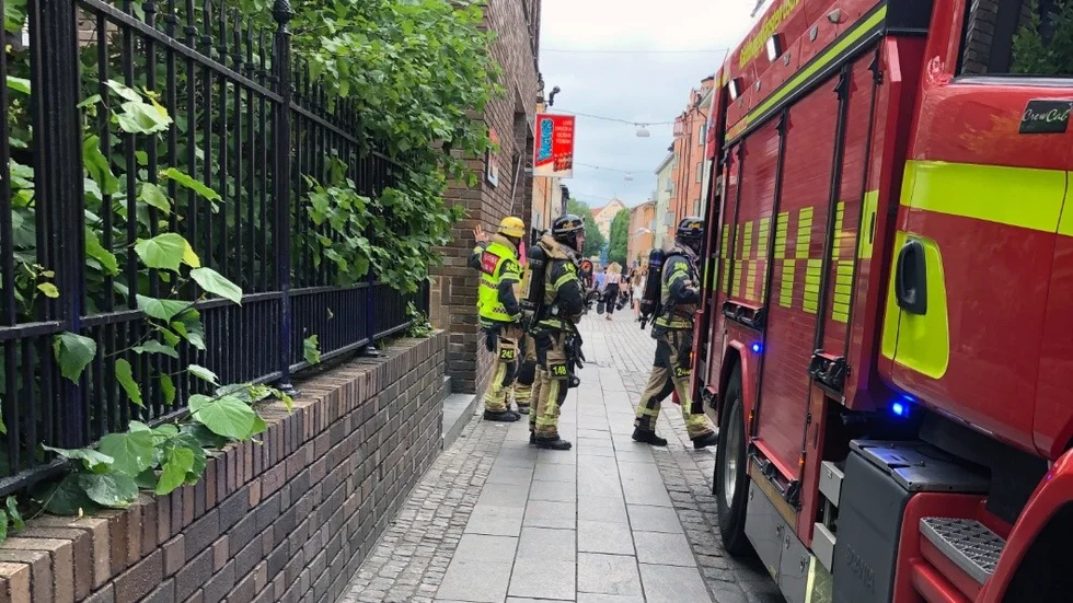 På Platensgatan mitt i centyrala Linköpin g började en elcentral brinna på onsdagseftermiddagen.
