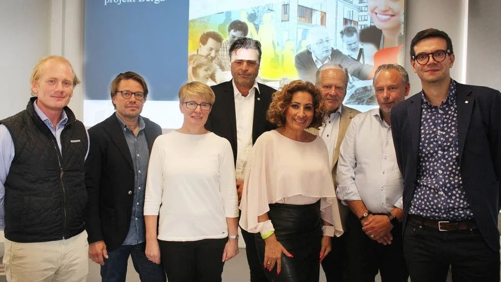 Redo att bygga på Berga äng. Från vänster Carl-Fredrik Grönhagen, Mannersons, Martin Hildebrandt, SHH, Eva-Lena Nordek, Kärnhem, Anders Rosell, Bonava, Maria Brahim, Botrygg, Jan Jonsson, Botrygg, Magnus Johansson, Kärnhem och Elias Aguirre (S), kommunalråd.