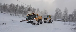 Plogbil har kört av vägen i halkan