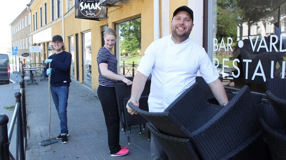 Simon Johansson, Oliver Wenström och Charlotte Andersson har fullt upp för att fixa till uteserveringen, nu när man fått klartecken inte bara för alkoholservering utan också möbler. Foto: Rebecca Forsgren Malmström