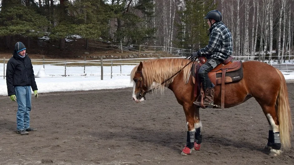 Här får Benjamin Nilsson lite råd och tips från tränaren Erik Brodin. Foto: Morgan Karlsson