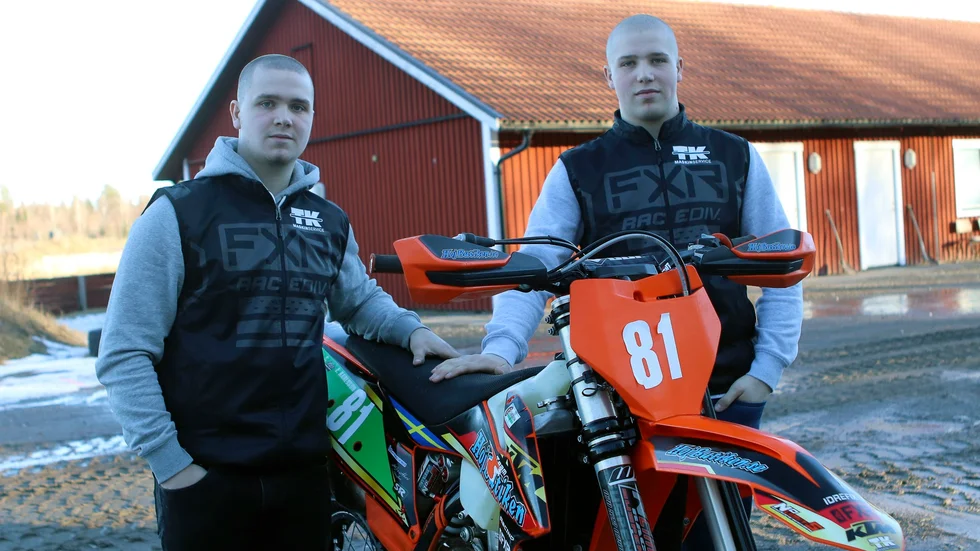Bröderna Erik och Anton Karlsson är etta och tvåa i juniorklassen i nystartade Hojbutiken cup i enduro.