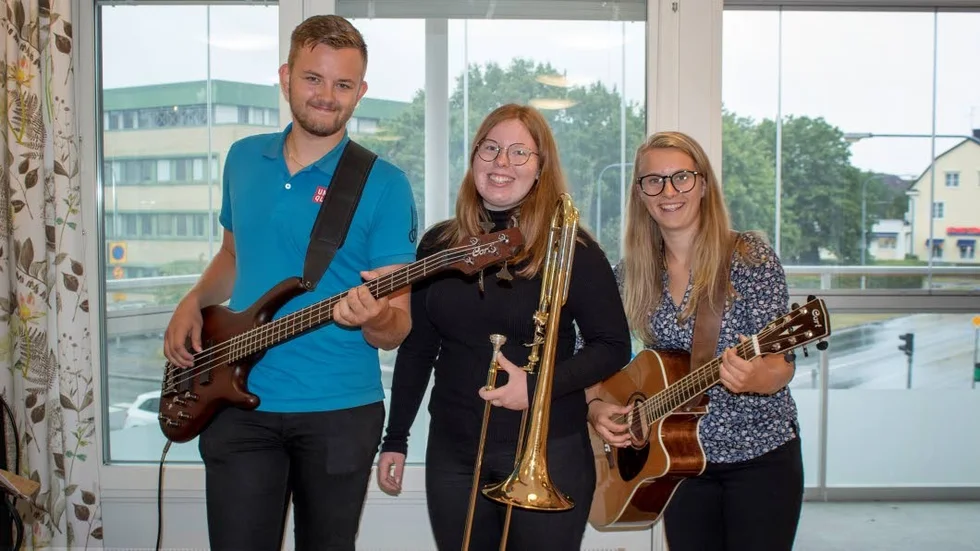 Isak Dahlén, Julia Gardström och Lydia Filipsson sommarjobbar som musikanter för en mogen publik.