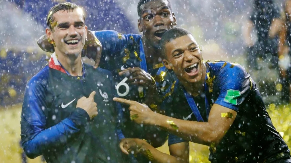 Antoine Griezmann (till vänster) firar VM-guldet tillsammans med Paul Pogba och Kylian Mbappe efter finalsegern mot Kroatien i Moskva för fyra år sedan. 
