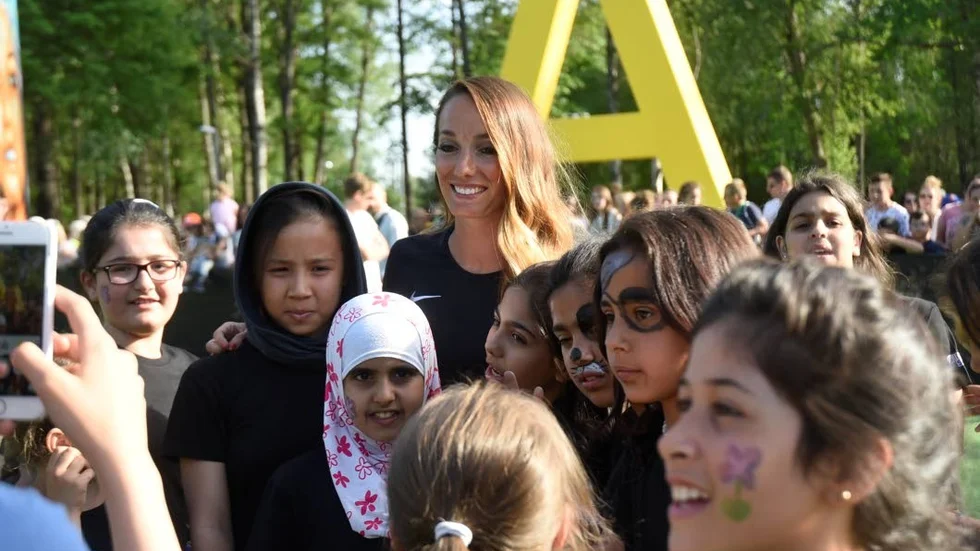 Kosovare Asllani tillsammans med Tjejtruppen när Asllani Court invigdes 2018. En satsning som David Lindgren, verksamhetsansvarig i VIF nämner som exempel på hur föreningen jobbar med att göra idrott tillgänglig för så många som möjligt.