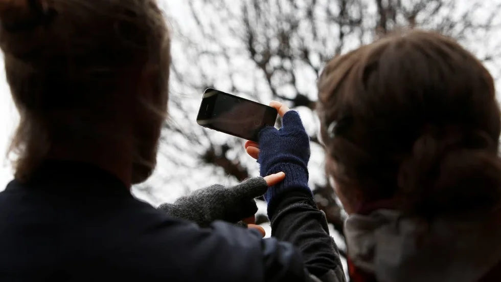 Rädda. De två Linköpingsborna låg och sov i ett hotellrum när poliser stormade in genom ett fönster. De ville se en mobilfilm som en av Linköpingsborna hade tagit.