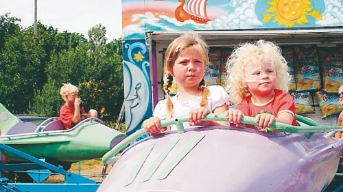 Rebecka och Tilda Gårdman provade flygplanskarusellen.