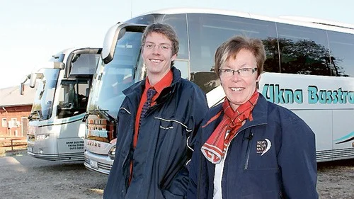 Familjen Kasselstrand på Kasinge gård utanför Ukna driver både bussföretag och lantbruk. Mellansonen Anton jobbar som busschaufför i företaget och Karin Kasselstrand ansvarar för det administrativa. Sammanlagt finns tolv anställda som sköter både lantbruk och busstrafik.