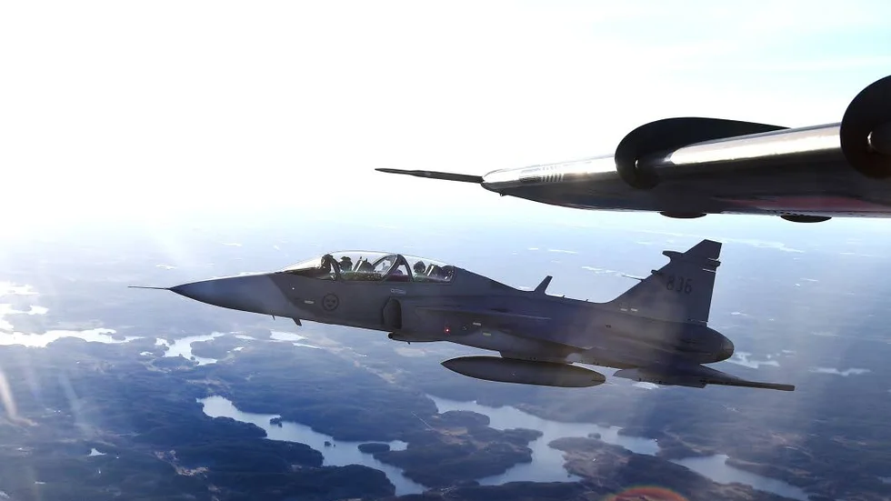 Incident. I samband med en övning hamnade ett svenskt Gripenplan och två franska Mirageplan för nära varandra. Bilden är tagen vid ett annat tillfälle.