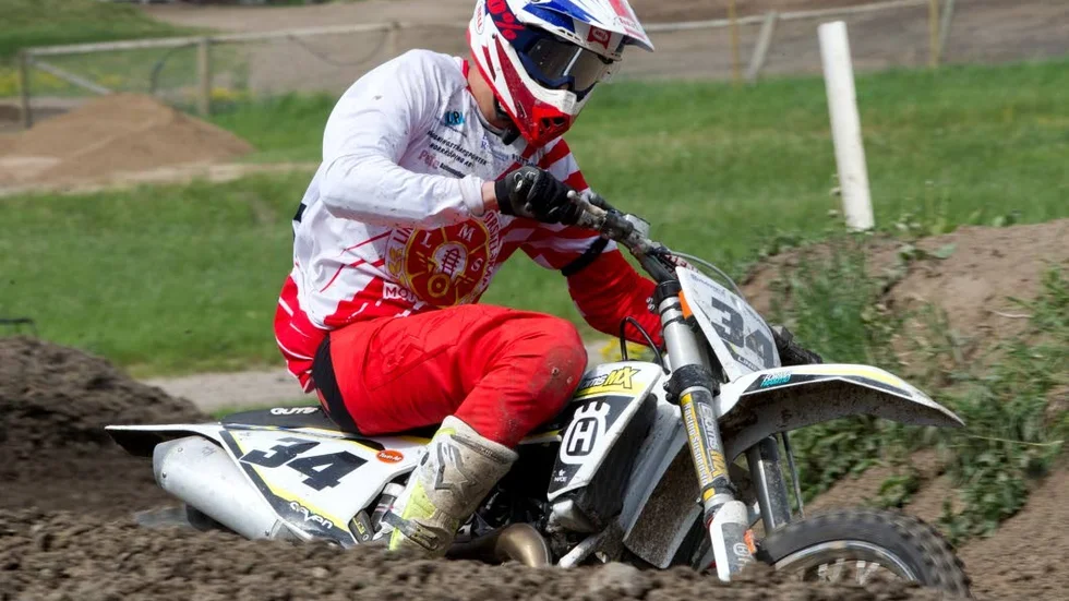 LMS arrangerade en serietävling i motocross under söndagen och slutade tvåa. Här är Casper Lindholm som körde två heat och var tvåa i bägge.