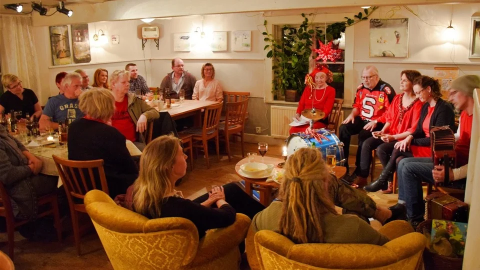Serveringslokalen på Café Columbia var välbesökt då Gerda Antti och Josefin och Odjuren intog scenen. Foto: Morgan Karlsson