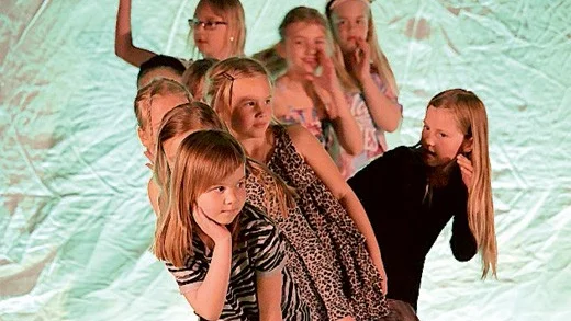 276 dansare medverkade i föreställningen.