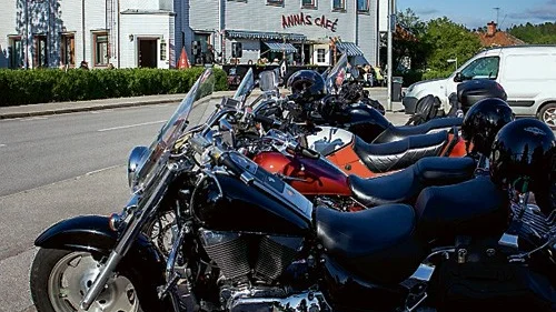 Parkeringen vid Annas Café fylldes av gamla veteranbilar, men framförallt motorcyklar av alla dess slag.