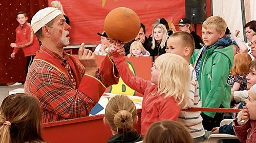 Clownen Bambio (Billy) gick runt bland barnen så de fick göra olika cirkuskonster.