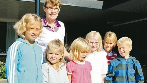 Fortfarande tillsammans. Karlstorpsbarnen Adelia Kraft, Felicia Lindström, Alice Sjöström-Jennerstrand, Sindra Svahn, Selma Lindhe och Jakob Sjöström-Jennerstrand måste gå i skola i Kvillsfors. En trygghet för barnen är att deras tidigare lärarinna, Els-Marie Tagesson följt med till nya skolan.