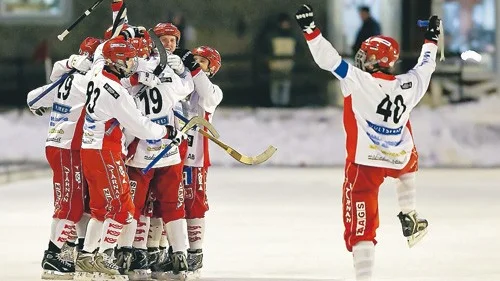 Jubel. Målilla Bandy bröt den negativa trenden på 2000-talet, genom att vann annandagsbandyn mot Skirö. Foto: Dennis Clerkefors