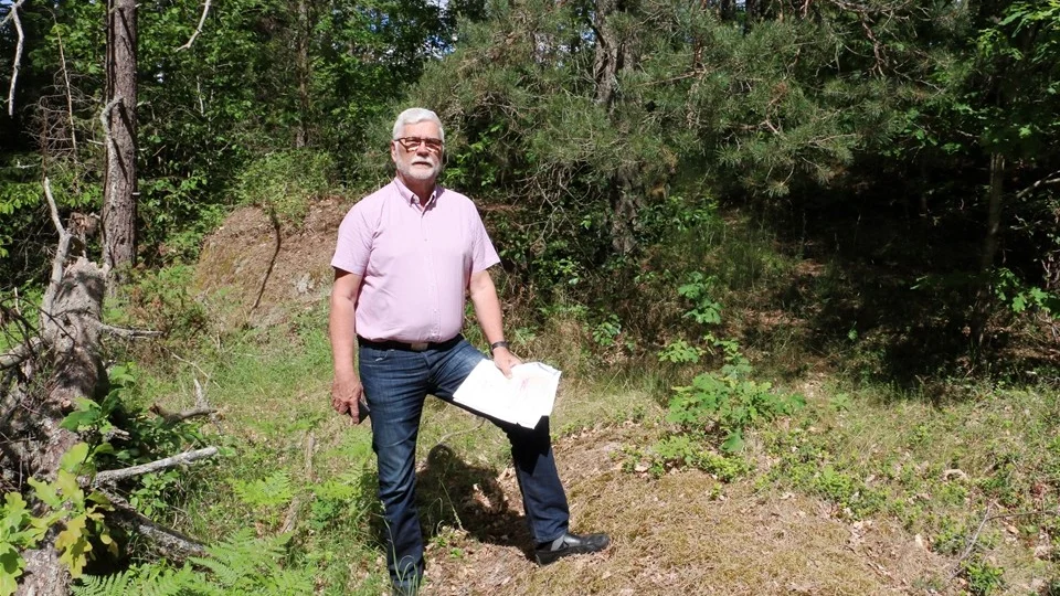 Tant Heddas stiftelse, Järeda församling, har fem tomter som enligt stadgarna får bortskänkas för uppförande av egna hem. Nu letar styrelsen, med bland andra Björn Ståhlgren, efter intresserade. Foto: Olof Carlson