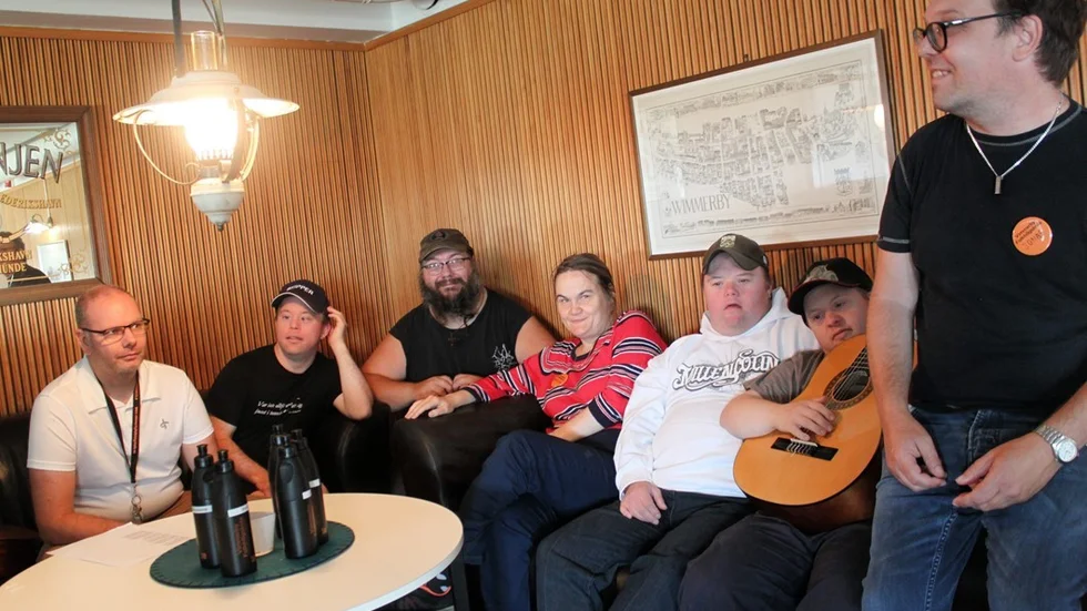 Assistent Peter Fredell, Ola Pettersson, ledaren Björn Nilsson, Madeleine Kronér, Niklas Albertsson, Bengt-Erik Erlandsson och Jonas Nyström repar in sång och komp  på gitarrer stämda i öppet G till låten ”Säg hej”.