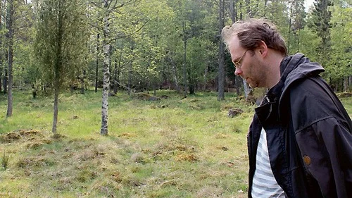 Calle Ljungberg, ordförande i Emådalens Naturskyddsförening, guidar bland växter och lavar.