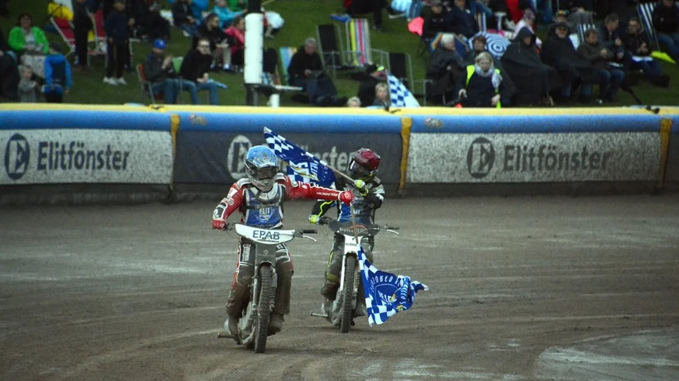 Martin Vaculik och Szymon Wozniak firar Elit Vetlandas seger mot Dackarna från i våras.