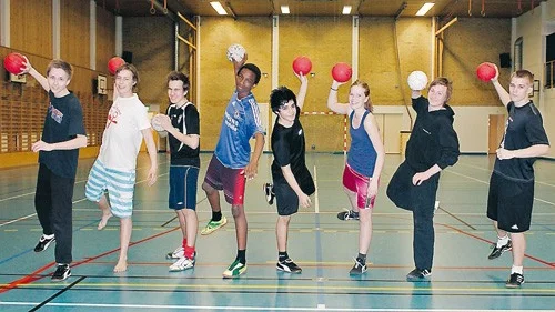 Ja, visst är det kul med handboll! Det tycker, fr v, Marcus Boberg, Fredrik Fröjd, Alexander Swartz, Hera Muhire, Matias Diaz, Elinore Johansson, Emil Hellman och Joachim Albertsson.