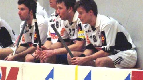 Vimmerby IBK är på jakt efter flera spelare som spelat i Finspång i elitserien. Skyttekungen Jonas Friberg längst till höger i bild och allroundspelaren Oliver Wronski längst till vänster är två av de hetaste namnen.