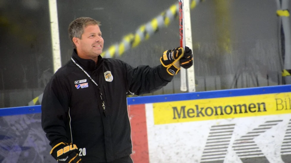 Magnus Jansson ska leda Vimmerby Hockey säsongen 2017/2018 och i kväll väntar första testet – träningsmatch hemma mot seriekonkurrenten Nybro Vikings. Foto: Karl Edgren