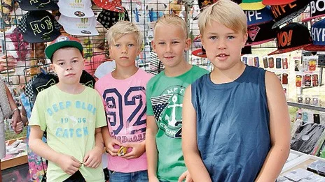 Julian Karlsson, Alexander Adolfsson, Alfred Bredhammar och Emil Karlsson från Kristdala handlade smällare på marknaden. Godis, kepsar och mobilskal stod också på inköpslistan.
