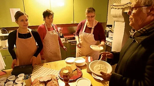 Damerna säljer julgröt med skinksmörgås.