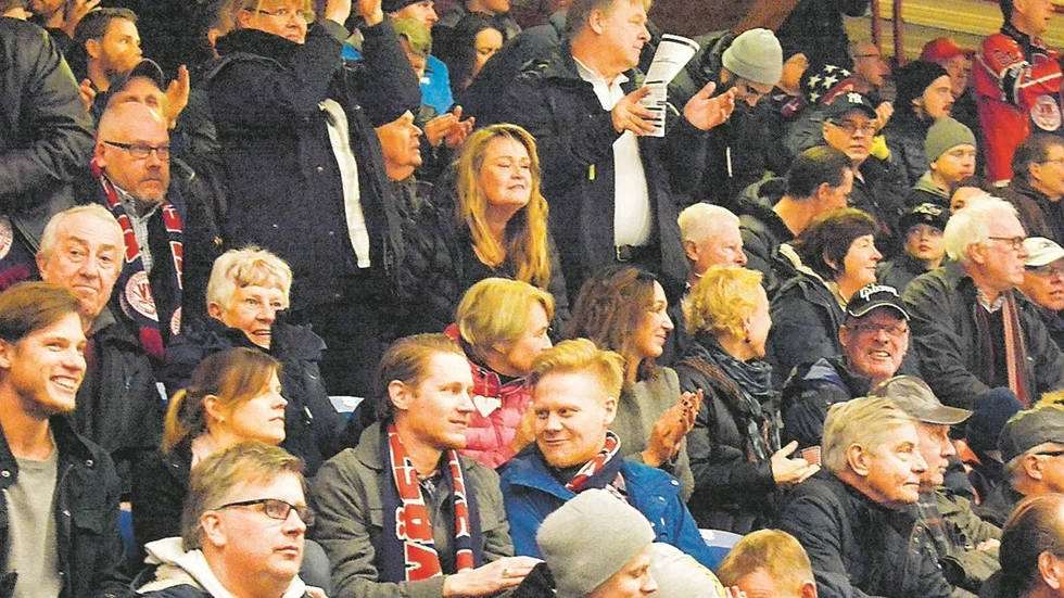 STORT PUBLIKINTRESSE. Räddningstjänsten vill vara på plats där det är mycket folk, där riskerna för olyckor är större. Men från och med nu så måste de betala entré på Västerviks IK:s matcher. Foto: Mikael Kindman