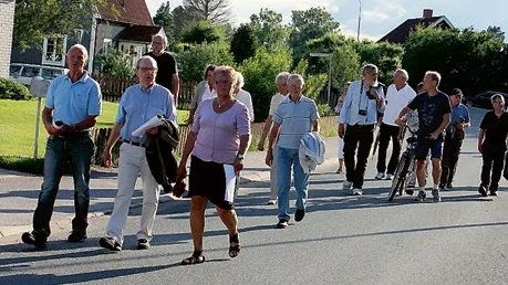 Ett 100-tal personer deltog i vandringen som gick längs Västra Vägen.