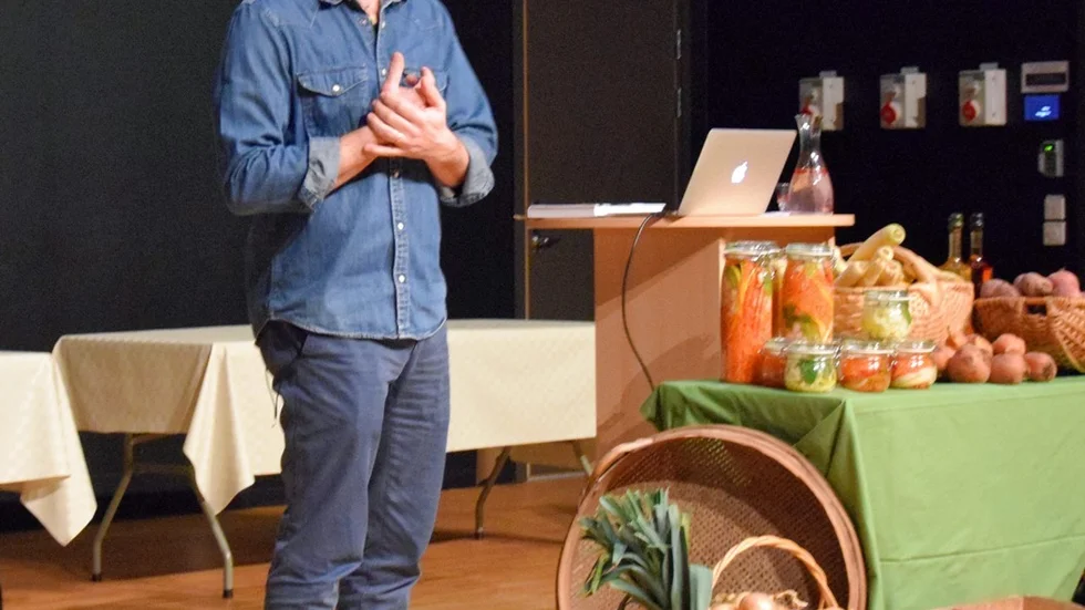 Den kända tv-kocken Tareq Taylor besökte Kisa och bjöd på en fantastisk föreläsning, och mycket beröm åt KindaMat. Foto: Morgan Karlsson