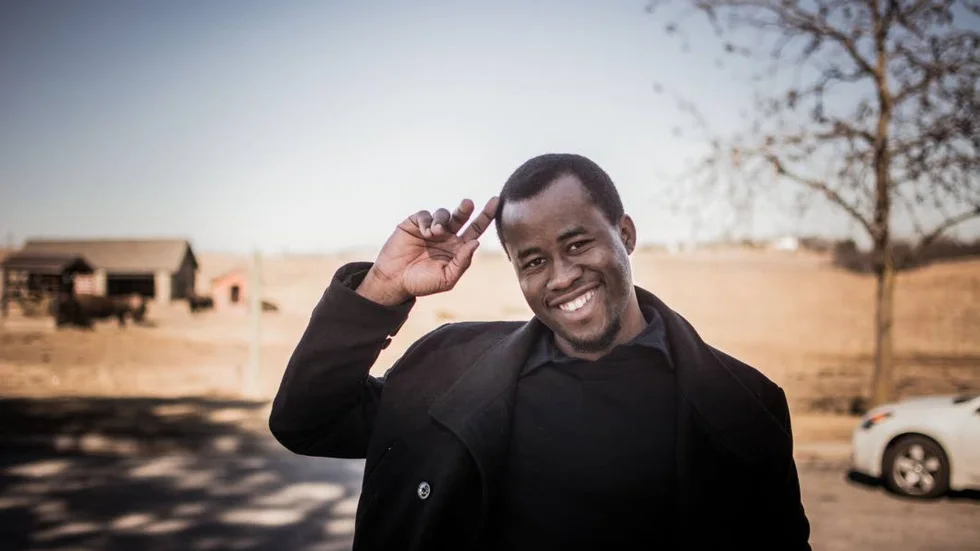 Chigozie Obioma, född 1984, i Akure Nigeria – där romanen utspelar sig. Obioma undervisar i kreativt skrivande vid University of Nebraska-Lincoln. "Fiskarmännen" är hans första roman.