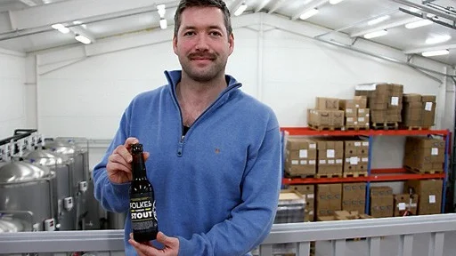 Viktor Hansen är en av tre ägare till Centralbryggeriet som just idag släppt två nya sorter: en IPA och en Stout.