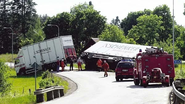 Mitt på den smala bron innan kurvan möttes två lastbilar. Det fick till följd att den ena skar ner i diket och blev liggande på tvären över vägen.