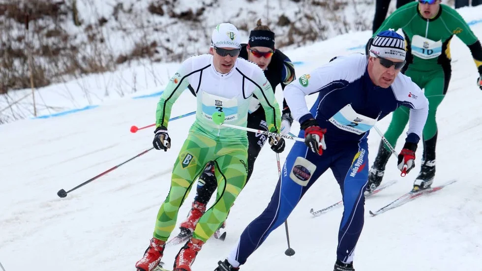 Täten. Robert Eriksson, Björkfors, (vit) vann årets upplaga av Handelsbanken Vreta Ski Maraton. Peo Svahn, Boxholm-Ekeby (nr 2) blev femma och fjolårsvinnaren Gustaf Niord från hemmaklubben Vreta Somk (svart) slutade trea.