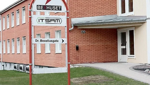 Itsam är ett kommunalförbund som drivs av sex kommuner, däribland Vimmerby och Kinda. Huvudkontoret är placerat i kisa. Nu pekar den ekonomiska kurvan uppåt för förbundet.