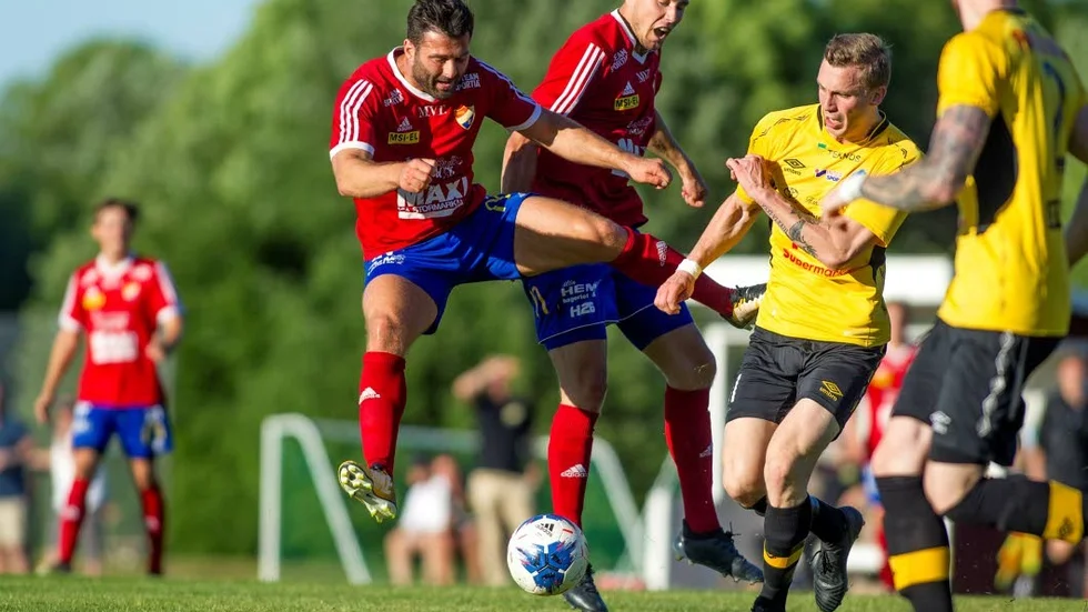 Gabi Morad och tvåmålsskytten Isak Nelsson i duell med Mai-försvaret.