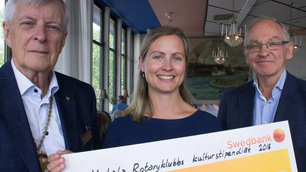 Motala Rotaryklubbs kulturstipendiat 2018, Sara Englund  Eckerbom, flankeras av Rotarys Nils Ahlstrand och Bertil Håkansson.