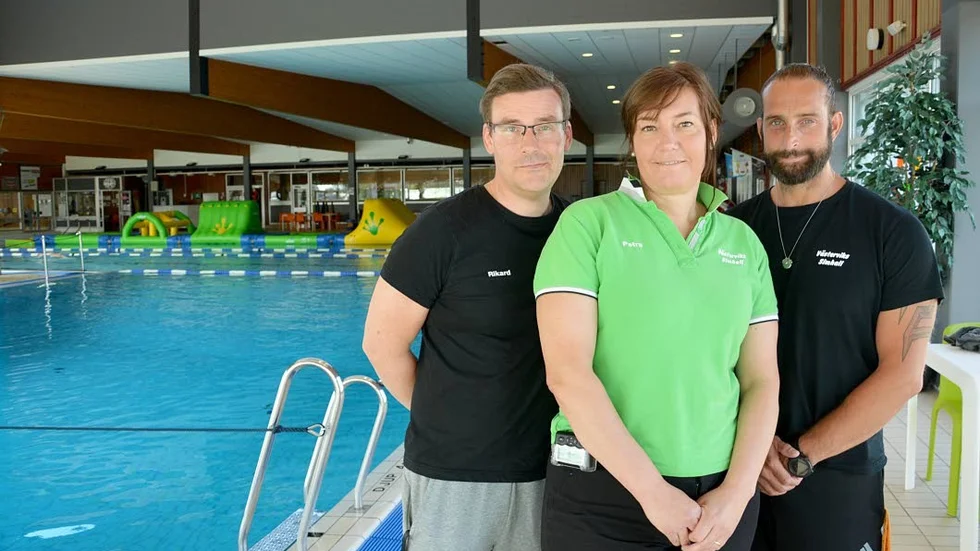 Rikard Stavin, Petra Edlund och Roland Kiskeri, badmästare vid Bökensveds sportcenter, simhallen i Västervik.