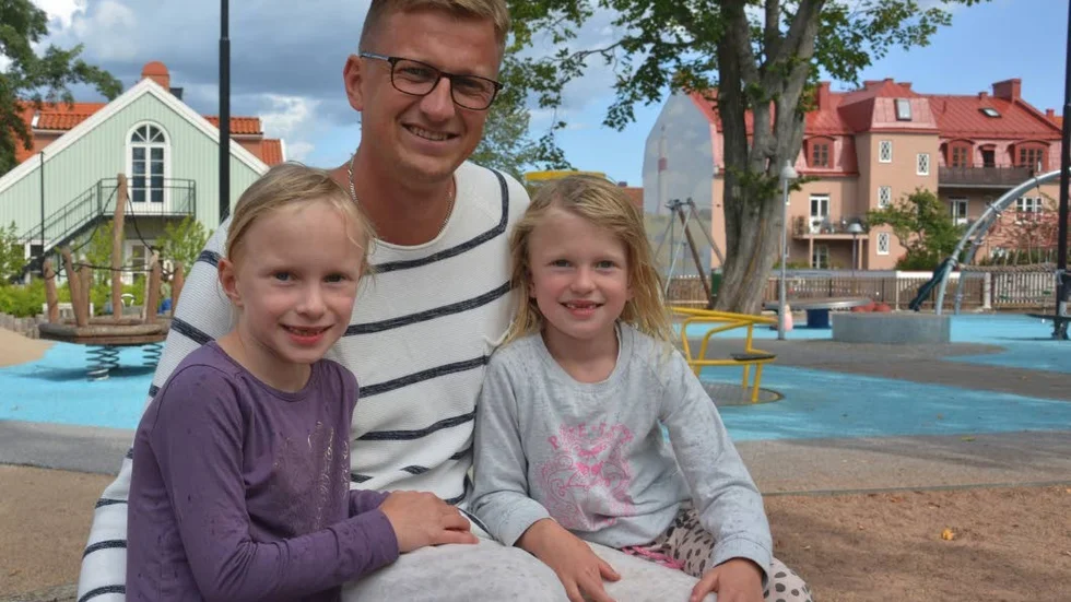 Andreas Hesselgård är aktsam med att klicka på "delaknappen” när det kommer till bilder på döttrarna Ella och Felicia.