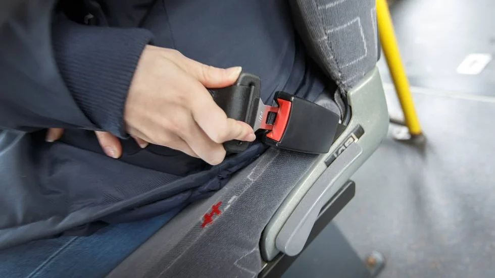 De bälten som finns på bussar måste kunna användas även av barn, menar skribenterna.