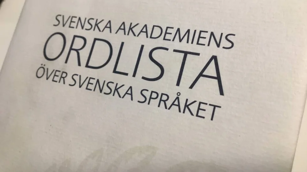 Ger besked. Svenska Akademiens ordlista anger vad som gäller.