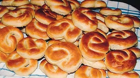 En bulle med smör och grädde i en kokt kringla som får representera trivsel, kvinnors hantverk och tradition. God är den också. Foto: Annica Högberg