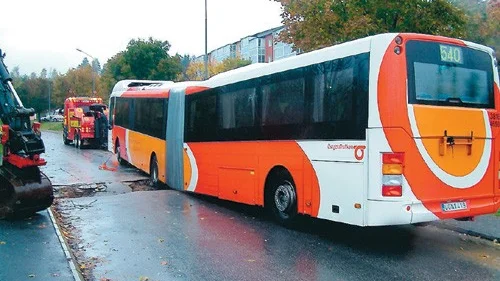 Efter bara några meter tog bussturen till Linköping slut i går morse. Foto: Lars-Göran Bexell