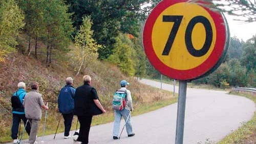I sakta mak ska det gå, så att alla som vill kan följa med på promenaden. 70-skylten nonchaleras med andra ord.