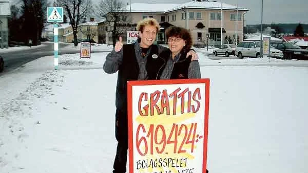 Jeanette Halldin och Carina Eriksson är helnöjda efter storvinsten i Rimforsa.