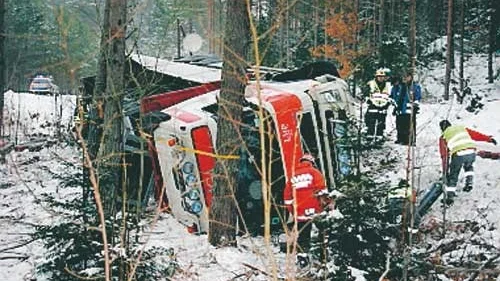 En lastbil fullastad med gasflaskor körde under fredagsmorgonen i diket strax utanför Virserum.