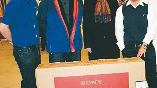 Materialmännens platschef Johan Gustavsson och Linda Carlsson överlämnade en platt-tv till Sven och Annika Sundström, som blev den hundrade kunden på Materialmännen.
